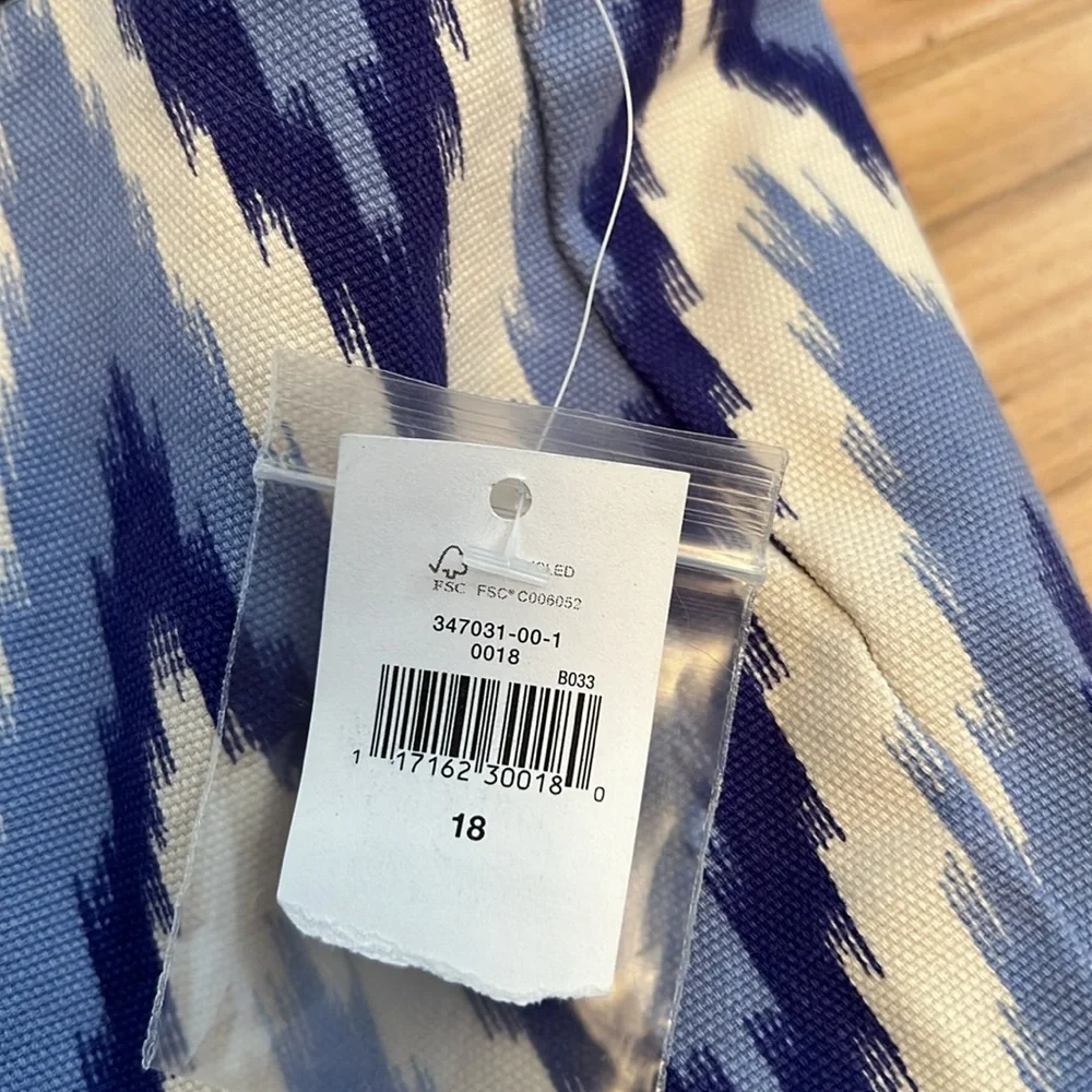 GAP Blue and White Aztec Print 4” Shorts - NWT